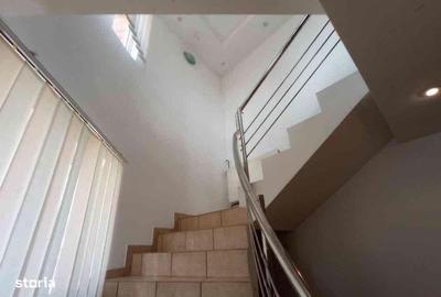 Casă cu 7 camere cu Teren 250 Mp în Vitan - 2