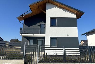 Casă cu 4 camere în Breazu