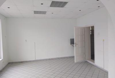 Spațiu comercial, de 100 mp, în Central - 4