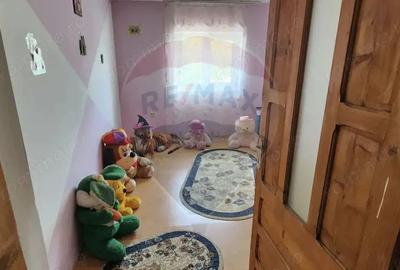 Casa spa?ioasa cu 6 camere, la doar ca?iva pa?i de Palatul Mogo?oaia
