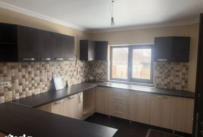 Casă cu 5 camere cu Teren 2000 Mp în Podari - 7