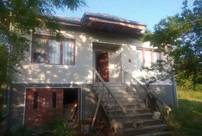 Casa 6 camere, parter inalt, beci+garaj,constructie 1995, incalzire centrala l teren intravilan 1,5h - 2