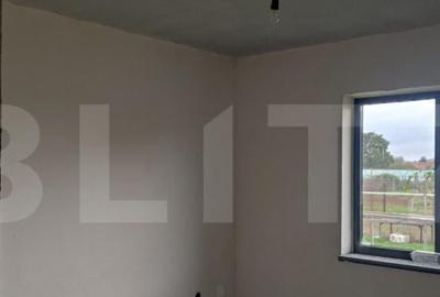 Casa semifinisata cu gard imprejmuitor in Livada de Bihor, l - 4