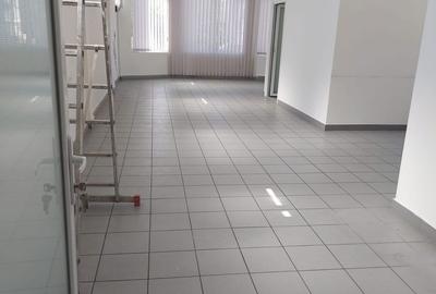 Spațiu comercial, de 100 mp, în Central - 3