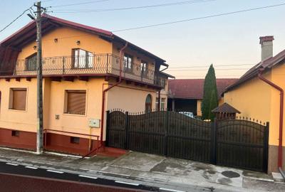 Casă cu 4 camere în Arpașu de Jos - 1