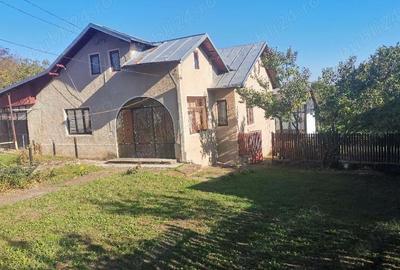 Casă cu 5 camere cu Teren 1300 Mp în Central - 1