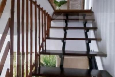 Casă cu 4 camere în 1 Decembrie - 2