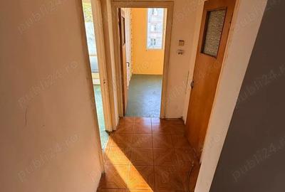 Proprietar, vand apartament 3 camere, situat in strada Aleea Callatis, bloc A14, et.1 4,anul constru - 8