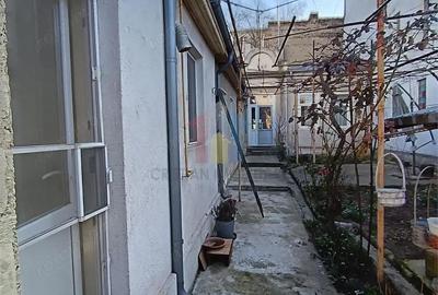 Casă cu 6 camere cu Teren 390 Mp în Central