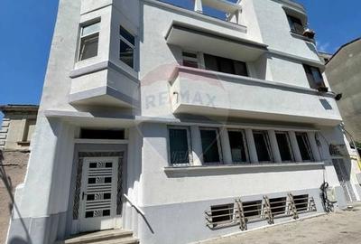 Casa / Vila cu 9 camere de vanzare in zona Peninsula