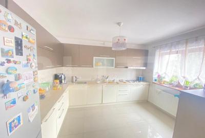 Casa de 630 mp si teren 600 mp, mobilata si utilata, zona Ce - 12