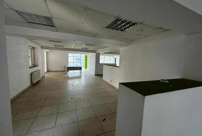 Spațiu comercial, de 300 mp, în Central - 4