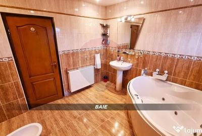 Casă cu 10 camere cu Teren 1400 Mp în Independenței