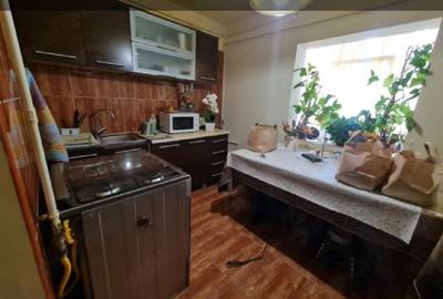 Apartament cu 3 camere decomandat, mobilat în Casa de Cultură