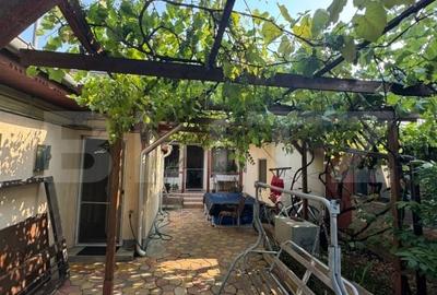 Casa de vanzare, cu 4 camere, zona Sector 5