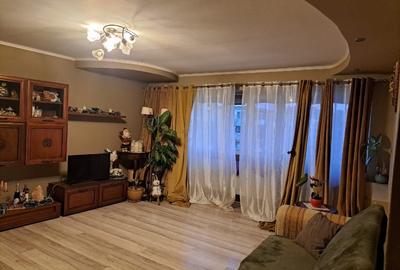 Apartament cu 3 camere semidecomandat în Craiovița Nouă - 2