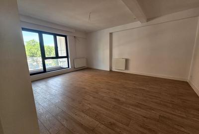 Apartament cu 3 camere semidecomandat în Aviației