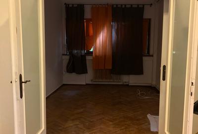 Garsoniera Piata Sfintii Voievozi - George Enescu - 2