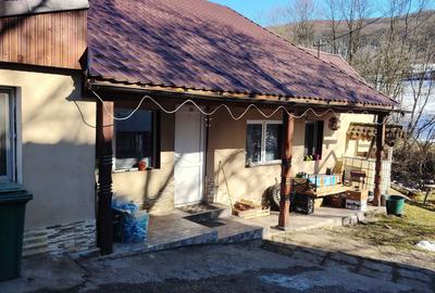 Casă cu 4 camere în Vâlcele