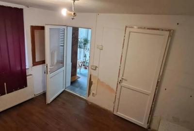 Spatiu compercial 40 m2, strada Dezrobirii, zona piese auto bloc turn. - 3