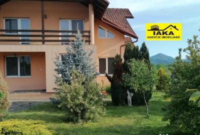 Casă cu 4 camere cu Teren 1000 Mp în Central - 2