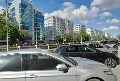 Apartament cu 3 camere semidecomandat în P-ța Victoriei