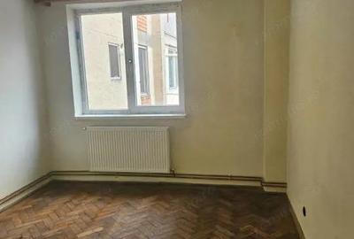 Vanzare apartament 3 camere *etaj 2 - decomandat* - Strada Zambilelor - 2