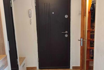 Apartament cu 3 camere semidecomandat în Berceni