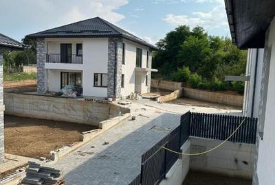 Casă cu 5 camere cu Teren 380 Mp în Florești