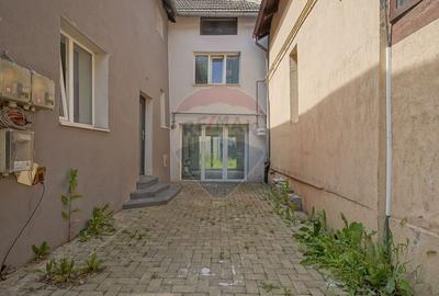 Casă cu 10 camere cu Teren 340 Mp în Florilor - 15