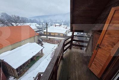 Casă cu 7 camere cu Teren 1384 Mp în Cernat - 1