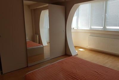 Apartament cu 3 camere decomandat, mobilat în Plopilor
