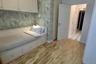 Apartament cu 3 camere semidecomandat, mobilat în 13 Septembrie - 5