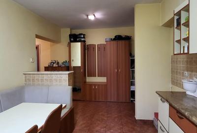 STRADAL, et. 1/10, decomandat, vedere mixta, bloc 1985 REABILITAT, tramvaiul 41 - 4