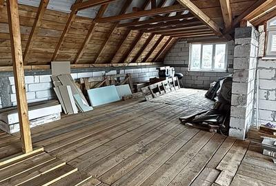 Casă cu 5 camere cu Canalizare în Central - 1