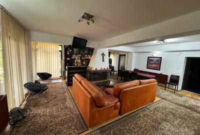 Casă individuală cu 8 camere cu Canalizare în Central - 8