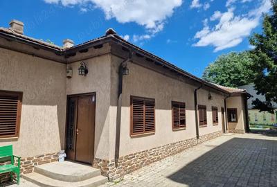 Casă cu Teren 400 Mp în Central - 1