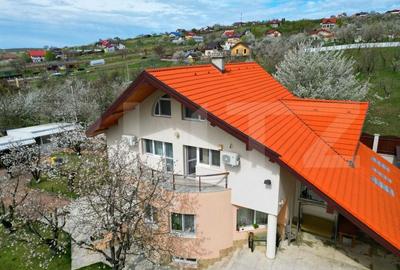 Casa boiereasca, rafinata si luxoasa cu 8 camere, 480mp, Chicerea