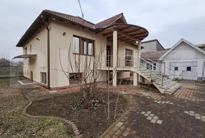 Casa individuala D+P cu 6 camere, 260mp, 3 bai, teren 921 mp, zona Sebes
