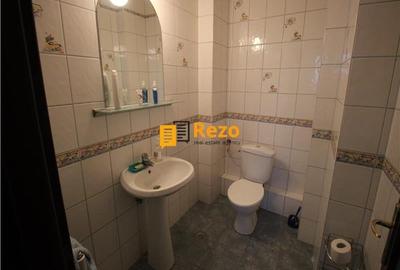 Vila impunatoare cu iesire la lac in Peris - 12