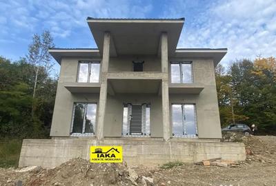 Casă cu 4 camere cu Teren 550 Mp în Central - 1