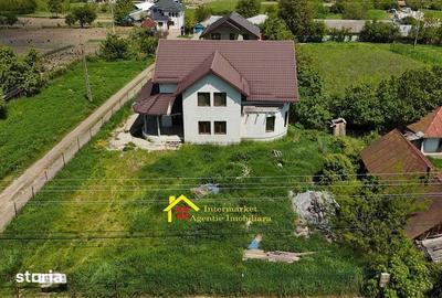 Casă cu 4 camere cu Teren 300 Mp în Central - 1