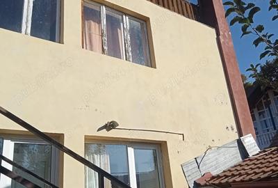 Casă cu 5 camere cu Teren 250 Mp în Central - 1