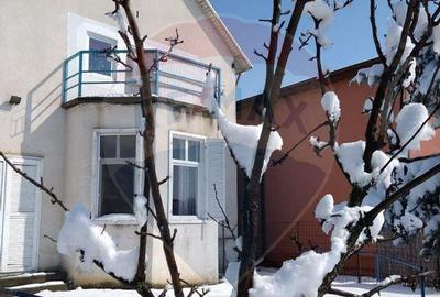 Casă cu 6 camere cu Canalizare în Central