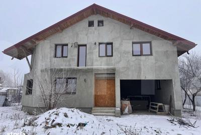 Casă cu 4 camere cu Teren 1000 Mp în Central - 1