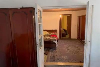 Casă cu 3 camere cu Canalizare în Central