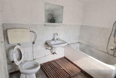 Casă cu 3 camere cu Canalizare în Central - 1