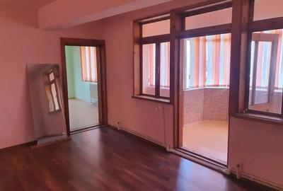 Casă cu 9 camere cu Teren 1000 Mp în Mărăcineni