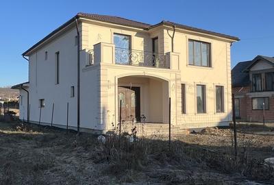 Casă cu 4 camere în Central - 2