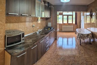 Apartament cu 3 camere decomandat în 1 Mai - 9